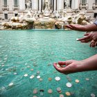 Arrojar monedas a la Fontana di Trevi ya no será gratis.