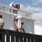 Miembros de Criminalística, así como del Cuerpo de Bomberos de Cayambe, se organizaron para retirar el cadáver, que estuvo al menos cuatro horas suspendido.