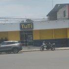 La explosión causó daños materiales dentro del este supermercado.