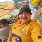 Rosa Bajaña madre de Madelen Riera se hizo hincha del fútbol gracias a su hija.