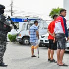 El ciudadano con muletas pertenecería a una banda delictiva.