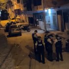 Policías recorren el barrio La Ensenadita, Manta, donde se registró un crimen.