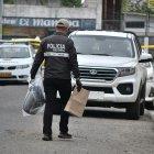 Personal de Criminalística recoge una de las cuatro cabezas humanas dejadas en Puerto Bolívar.