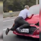 La víctima del hecho, que aparece precisamente en la imagen, fue hallada por personal de Segura EP, indicó el alcalde de Guayaquil.