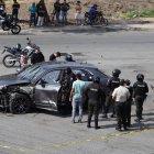 Un vehículo de alta gama quedó destruido tras el enfrentamiento.