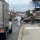 En el vidrio del conductor del automóvil se pudo observar 9 orificios provocados por los tiros.