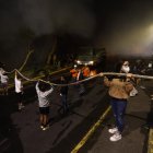 Moradores se unieron para intentar apagar las llamas.