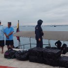 La Armada del Ecuador realizó la detención de dos sujetos que transportaban la droga.