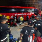 Personal del Cuerpo de Bomberos de Manta.