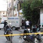 Personal de Criminalística llegó al lugar para hacer el levantamiento de los cadáveres.