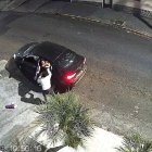 Esta mujer fue embarcada, por la fuerza, en un vehículo negro en Las Casas, noroccidente de Quito.