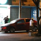 El vehículo de la víctima quedó abandonado con la evidencia de los tiros.