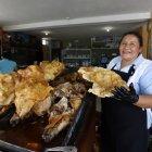 Edith Chumaña tiene el secreto de la sazón del hornado. Es la tercera generación.