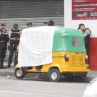 La víctima mortal quedó dentro de la tricimoto, en el noroeste de Guayaquil.
