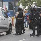 Dos personas murieron dentro de un vehículo en el centro de Guayaquil.