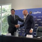Gabriel Drouet (i) junto a Miguel Ángel Loor de LigaPro