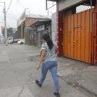 Presuntos extorsionadores dispararon contra la puerta naranja del taller mecánico.