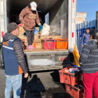 El pescado se ofertaba en medio de la contaminación de los vehículos y sobre una tabla.