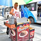 César  se ‘estaciona’ con su carreta en el centro de Guayaquil a la hora del almuerzo.