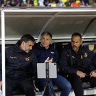 Ariel Holan (c) dirigiendo en la banca de suplentes a Barcelona en el estadio Atahualpa