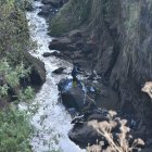 Uno de los propietarios de los autos afectados intentó sacarlo de la quebrada, pero no pudo.