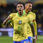 Rodrygo festeja ante la hinchada uno de sus goles con la Canarinha