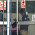 En las puertas de ingreso a la entidad se evidencia el impacto de las balas.