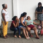 Familiares del fallecido tratan de darle consuelo a su madre.