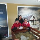 Baltazar Ushca en el Museo del Hielo, junto a turistas, cuando funcionaba la ruta del tren.