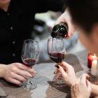 Doctores recomienda una muy pequeña copa de vino diaria para prevenir enfermedades al corazón.