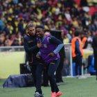 Sebastián Beccacece (i) da indicaciones a John Yeboah en el partido de Ecuador vs Paraguay