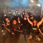 Integrantes de Mägo de Oz y su público al terminar un concierto.