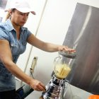 Kenny García regenta un restaurante, en el cual la luz es vital para su negocio.