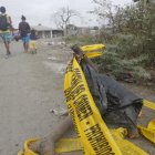 Este domingo aún había restos de cintas que se usaron para impedir el paso a los curiosos. Familiares fueron a ver a parientes baleados.