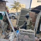 Personal del Bloque de Seguridad interviene en una vivienda para buscar explosivos.