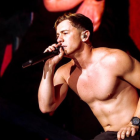 El cantante Guaynaa sorprendió a sus fans cantando salsa en un concierto.