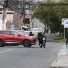 El conductor de una motocicleta logró evitar un accidente de tránsito al esquivar un vehículo que estaba atravesado en la vía.