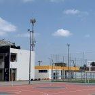 Jóvenes aprovecharon para 'pelotear' en una cancha sintética de la nueva institución.