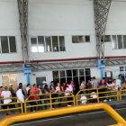 Extensas filas en el Terminal Metrobastión para obtener La Guayaca.