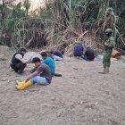 Los detenidos intentaron entorpecer el operativo militar.