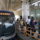 Los usuarios de la Metrovía se quejan del mal estado de las unidades. Algunas tienen más de 15 años de antigüedad.