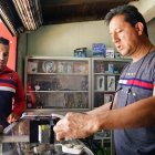 Rodríguez explica a nuevos compradores el funcionamiento de su creación.