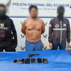 Uno de los detenidos es un hombre que, de acuerdo con datos policiales, formaría parte del grupo delictivo Los Lobos. Fue encontrado en una vivienda.