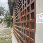 Los extorsionadores colocan adhesivos a las casas ‘vacunadas’.