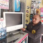 David Solórzano ofrece accesorios de computadoras y también de celulares.