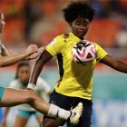 Jaslym Valverde de Ecuador disputa un balón con Natalie May Young de Nueva Zelanda .