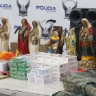 En total, ocho figuras de la santa muerte fueron encontradas en una casa. En el inmueble también había tres motos eléctricas y una lineal.