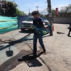 1. Los vehículos sufren daños al circular, pues se hizo un hueco en el pavimento, que se cubrió con tierra.