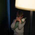 Apoyar la salud mental fomenta el autoconocimiento y la autoestima. Los niños aprenden a valorarse y a reconocer sus fortalezas.