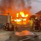 Los bomberos de Machala aún no pueden controlar el fuego.